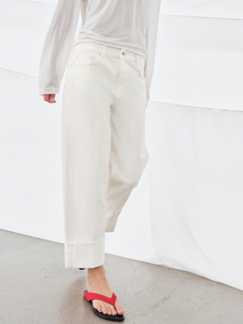 LOW-RISE STRAIGHT LEG JEANS